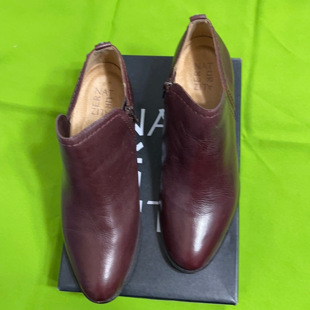 New woman’s Naturalizer Zaire booties size 9